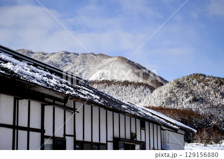 観光名所福島県南会津大内宿に雪が積もっている風景 観光名所福島県南会津大内宿に雪が積もっている風景 129156880