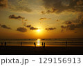 バリ・クタビーチの夕陽 129156913