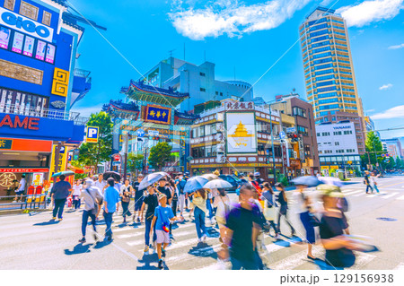 日本の横浜都市景観 8月。猛烈な暑さ…横浜中華街・朝陽門などを望む…＝2日 129156938