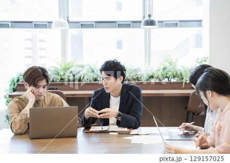 ミーティング　ビジネス 129157025