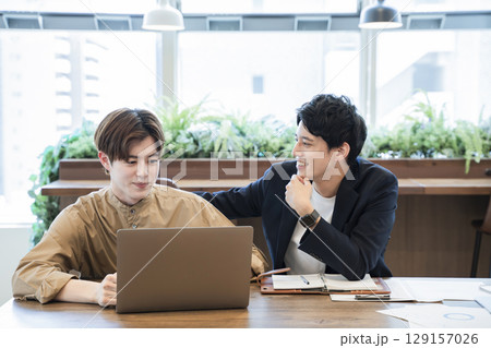 ミーティング　ビジネス 129157026