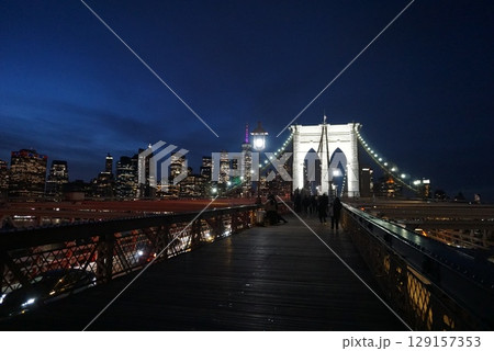 ニューヨークのブルックリンブリッジ 129157353