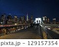 ニューヨークのブルックリンブリッジ 129157354