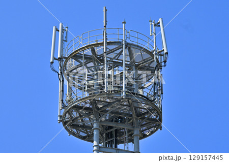 通信イメージ(電波塔:基地局)Mobile telephone network base 通信イメージ(電波塔:基地局)Mobile telephone network base 129157445