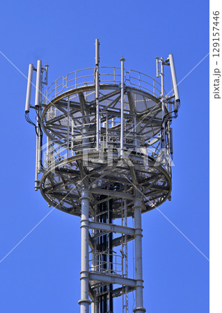 通信イメージ(電波塔:基地局)Mobile telephone network base 通信イメージ(電波塔:基地局)Mobile telephone network base 129157446