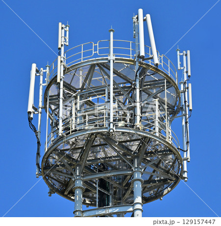 通信イメージ（電波塔:基地局）Mobile telephone network base  129157447