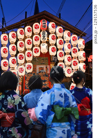 夏の風物詩 京都祇園祭 後祭の宵山 129157536