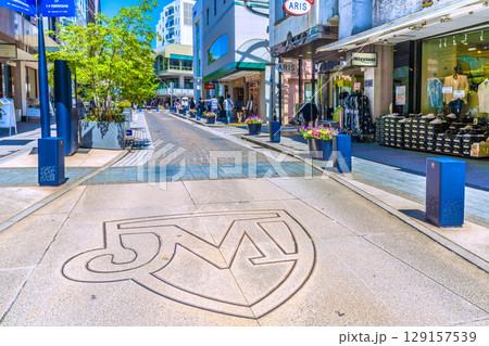 日本の横浜都市景観8月。猛烈な暑さ…横浜の人気ショッピングストリート・元町などを望む＝2日 129157539