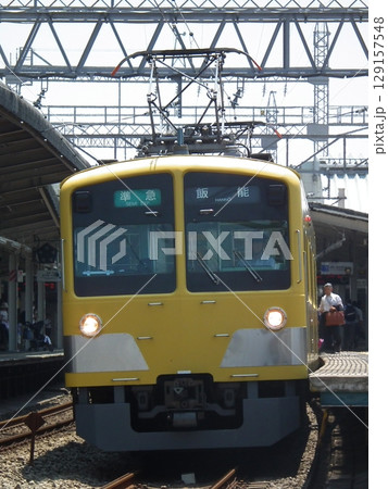 西所沢駅に停車中の西武 新101系 295F 西所沢駅に停車中の西武 新101系 295F 129157548