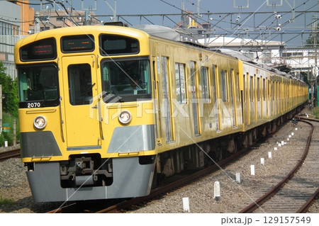 清瀬を発車する 西武新2000系 2069F 129157549