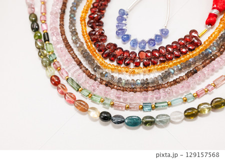 カラフルな天然石ビーズの素材セット|ジュエリー制作に最適な多種ストーンのコレクション カラフルな天然石ビーズの素材セット|ジュエリー制作に最適な多種ストーンのコレクション 129157568