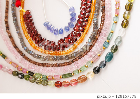 カラフルな天然石ビーズの素材セット｜ジュエリー制作に最適な多種ストーンのコレクション 129157579