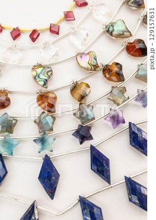 ハート・スター・ひし形にカットされた天然石ビーズのコレクション｜ジュエリー素材イメージ 129157631