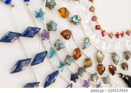 ハート・スター・ひし形にカットされた天然石ビーズのコレクション｜ジュエリー素材イメージ 129157634