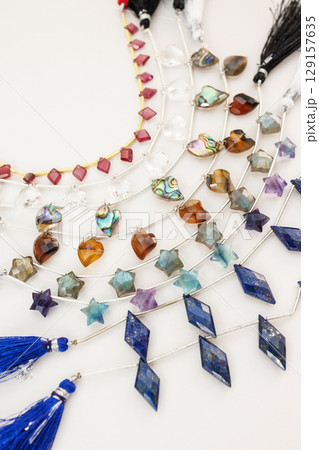 ハート・スター・ひし形にカットされた天然石ビーズのコレクション｜ジュエリー素材イメージ 129157635