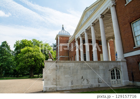 赤レンガと白い石の柱でできた歴史的なオスタリー・ハウス　ロンドン郊外のオスタリー・パークにて 129157716