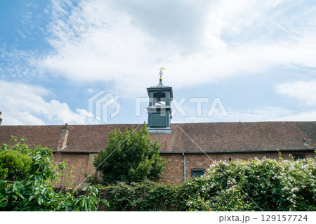 風見鶏のある塔が付いたレンガ造りの歴史的な建物 ロンドン郊外のオスタリー・パークにて 風見鶏のある塔が付いたレンガ造りの歴史的な建物 ロンドン郊外のオスタリー・パークにて 129157724