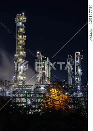 night time silhouette of oil refinery Schwedt producing fuel from russian oil pipe druschba night time silhouette of oil refinery Schwedt producing fuel from russian oil pipe druschba 129157734