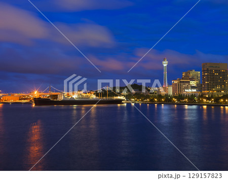 横浜の夜景　氷川丸　山下公園　横浜マリンタワー 129157823