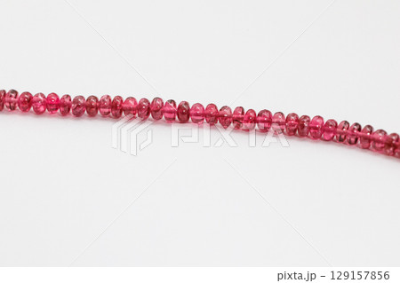 高品質レッドスピネルのビーズ素材｜透明感あふれる赤い天然石のアップ写真 129157856