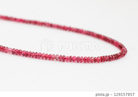 高品質レッドスピネルのビーズ素材｜透明感あふれる赤い天然石のアップ写真 129157857