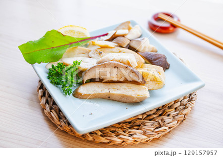 ジャンボしめじのバター醤油ソテー 129157957