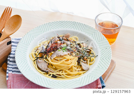 ジャンボしめじで和風パスタ 129157963