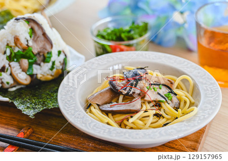ジャンボしめじで和風パスタとおにぎり ジャンボしめじで和風パスタとおにぎり 129157965