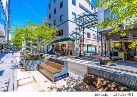 日本の横浜都市景観8月。猛烈な暑さ…横浜の人気ショッピングストリート・元町などを望む＝2日 129158401