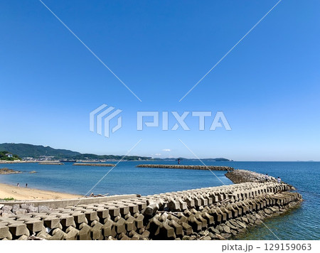 消波ブロックの突堤と離岸堤に囲まれた宮崎海水浴場〈吉良ワイキキビーチ/愛知県西尾市〉 129159063