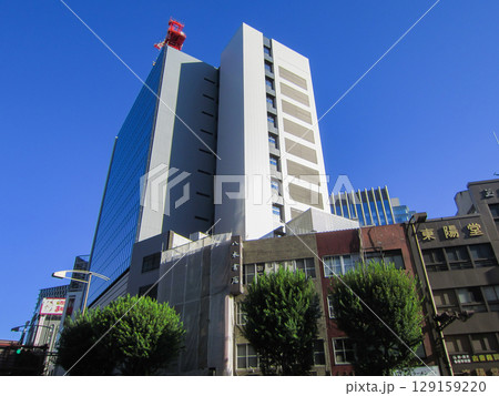 ビルに囲まれた都市景観 129159220