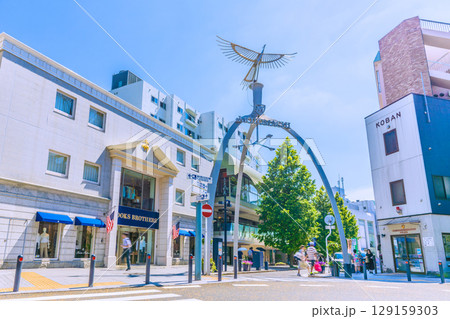 日本の横浜都市景観8月。横浜の人気ショッピングストリート・元町などを望む＝2日 129159303