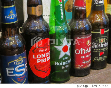 たくさん並んだ飲料 たくさん並んだ飲料 129159332