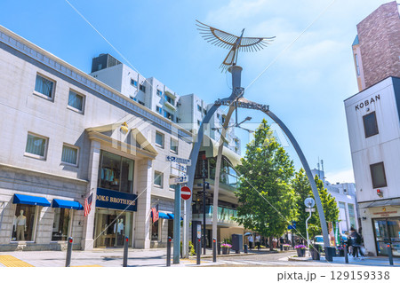 日本の横浜都市景観8月。横浜の人気ショッピングストリート・元町などを望む＝2日 129159338