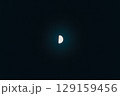 暗闇に浮かぶ半月 129159456