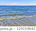 砂浜に打ち寄せる波 129159642