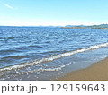 砂浜に打ち寄せる波 129159643