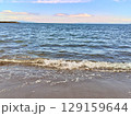 砂浜に打ち寄せる波 129159644