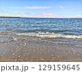砂浜に打ち寄せる波 129159645