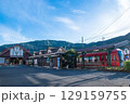 山小屋風の駅舎の強羅駅と登山電車 129159755