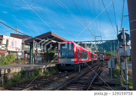 踏切から見た強羅駅のホームと登山電車 129159758
