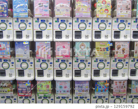 並んだガチャポン 並んだガチャポン 129159792