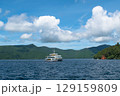 芦ノ湖の遊覧船と湖畔と箱根の山並み 129159809