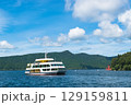 芦ノ湖の遊覧船と湖畔と箱根の山並み 129159811