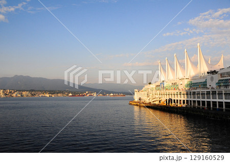 バンクーバーの夕暮れとカナダプレイス 129160529