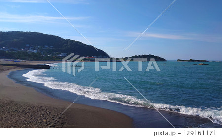 青い海と砂浜に打ち寄せる波 青い海と砂浜に打ち寄せる波 129161171