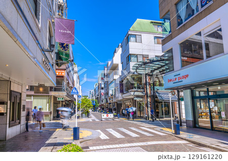 日本の横浜都市景観8月。横浜の人気ショッピングストリート・元町などを望む＝2日 129161220