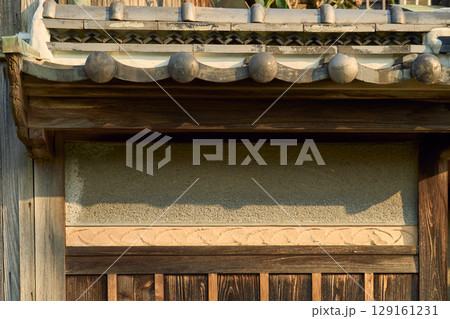 伝統的な日本家屋の外観。背景用素材。瓦屋根と土壁と焼杉の板壁 129161231