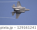 快晴の青空を水蒸気を引きながら急旋回する米空軍のF-35AライトニングⅡステルス戦闘機 129161241