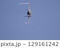 快晴の青空を水蒸気を引きながら急旋回する米空軍のF-35AライトニングⅡステルス戦闘機 129161242